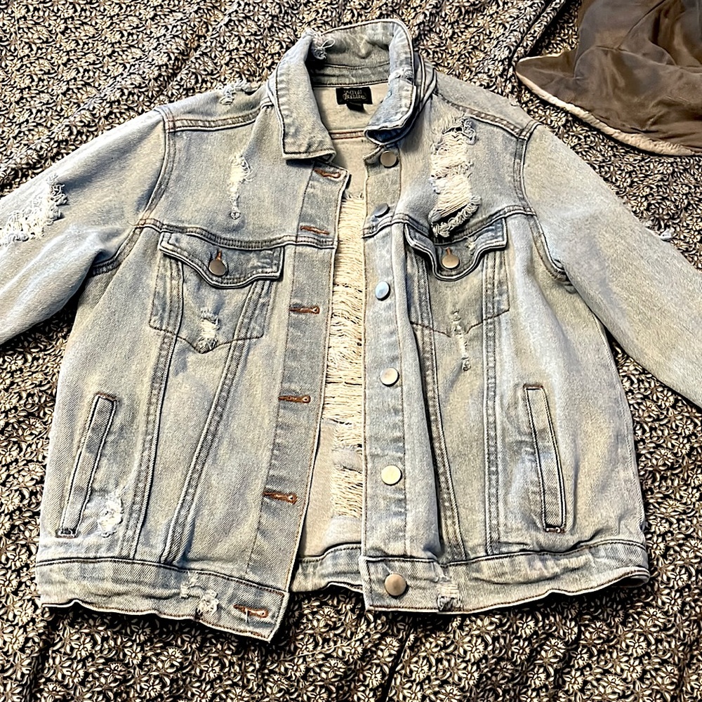 I’m selling this Jean Jacket the brand is from Wild Fable. Color blue size small